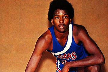 1984年NBA经典对决：J博士与大鸟伯德的赛场冲突回顾