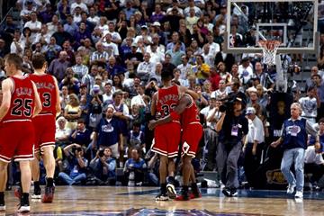 1997年NBA总决赛第六场：乔丹与科尔联手铸就公牛队第五冠传奇