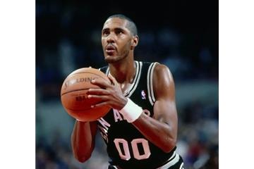 2003年NBA总决赛：马刺队4-2击败篮网队，邓肯领衔夺冠