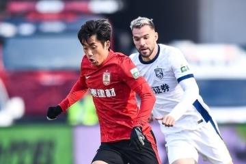 中超第4轮：长春亚泰1-1战平武汉三镇，谭龙凌空斩庆生，贝里奇肘击逃红