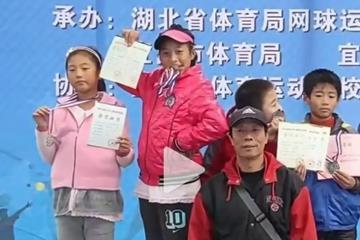 郑钦文昔日获奖证书亮相新闻频道，13年前已站上最高领奖台