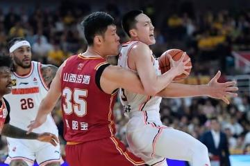 广东季后赛犯规断层领先！5场1夺权7违体4技犯，球风引争议