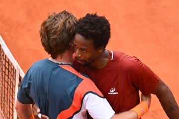 ATP马德里站：孟菲尔斯上演逆转好戏 次轮再战卢布列夫