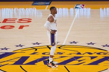 NBA四年前的今天：湖人打包库兹马 哈雷尔 波普 22号签换威少！
