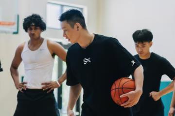 林书豪导师亮相小学训练营，赵维伦现身同框