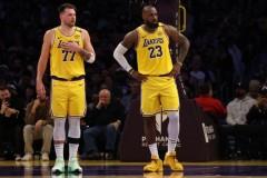 东詹合砍65分，湖人强势击退灰熊终结三连败之路