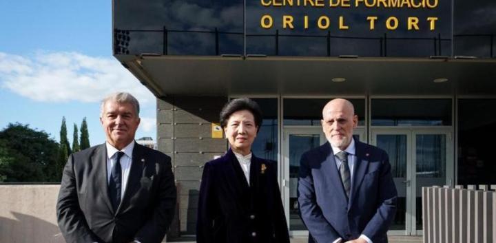 世体报道，特瓦斯陪同中国代表团访问拉玛西亚，了解巴萨青训体系