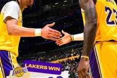 NBA常规赛，湖人主场105-99险胜勇士，詹姆斯砍下20分7篮板10助攻，库里东契奇缺阵