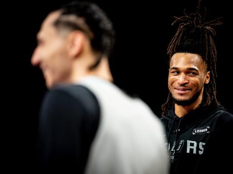 NBA常规赛马刺vs勇士伤病名单，库里右膝酸痛将继续缺阵