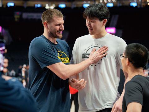 圆梦，杨瀚森与偶像约基奇会面，澄清并非真想亲他