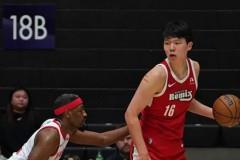 杨瀚森G联赛11分12板表现低迷，媒体人建议增加比赛机会