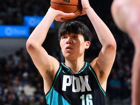 杨瀚森复出贡献2 1，开拓者难敌黄蜂17战14胜，米勒26分8篮板6记三分抢眼表现