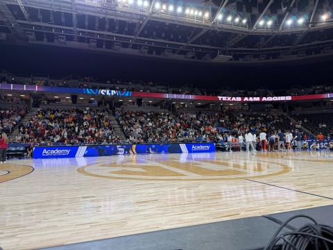 NCAA女篮比赛爆发斗殴，女裁判受伤倒地，8名球员被驱逐