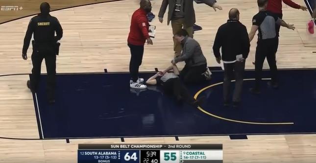NCAA女篮激烈冲突升级，一名女裁判遭球员击晕倒地