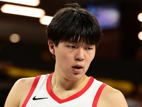 杨瀚森状态低迷，19投仅8中遭2米06中锋压制