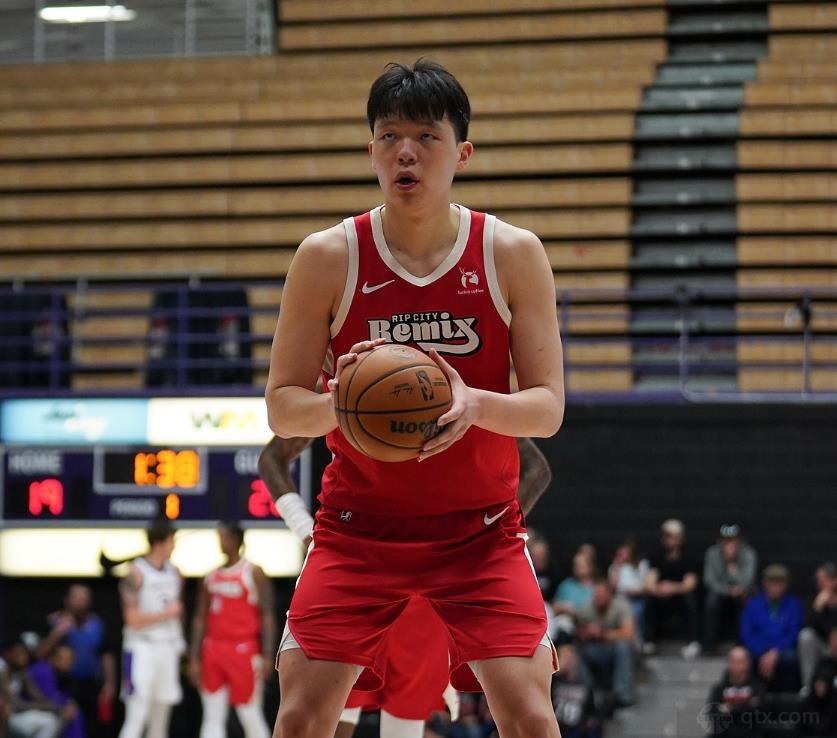 杨瀚森背靠背16分13板2助
