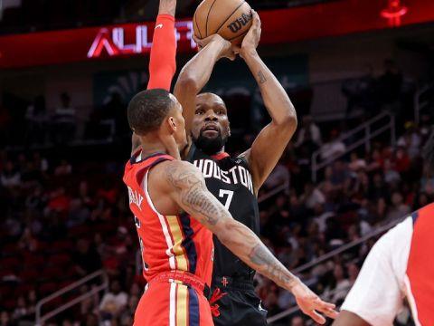 NBA关键时刻漏判引争议，火箭发球违例致杜兰特接球绝杀