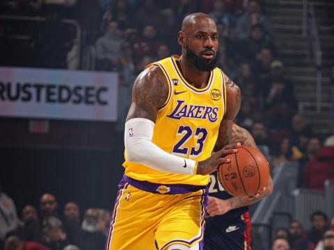 NBA官方祝贺詹姆斯，1611场追平帕里什并列历史出场数第一