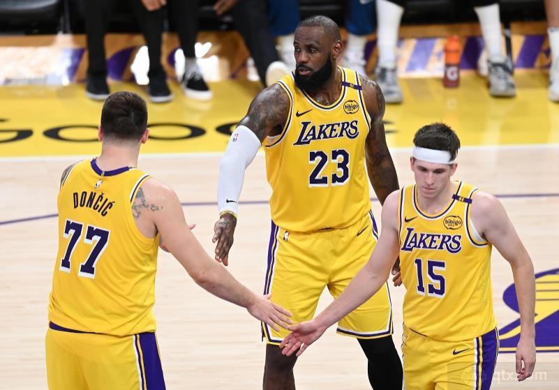 詹姆斯夺第4个NBA历史第一