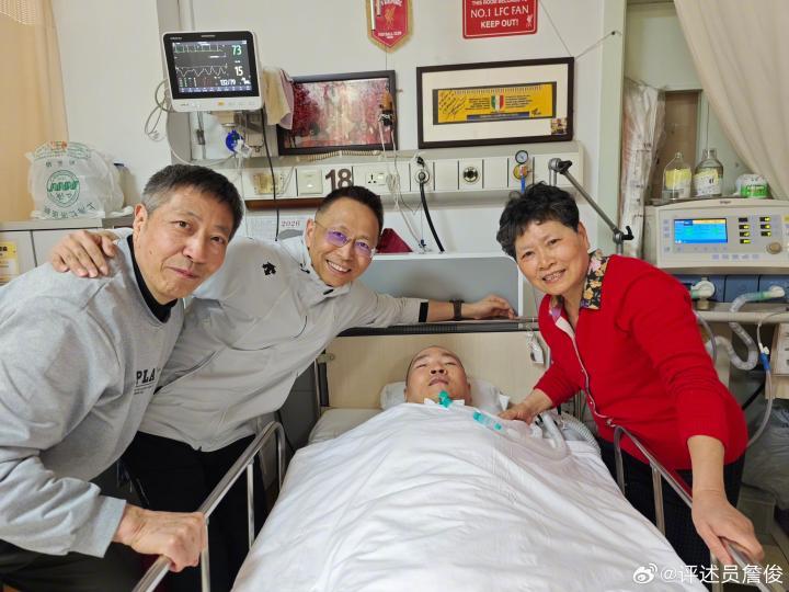 詹俊暖心探望利物浦球迷，送上祝福：保持健康，未来可期