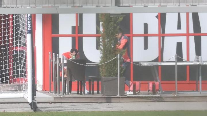 图片报：穆西亚拉与康复教练长时间交流，过程中一度双手掩面