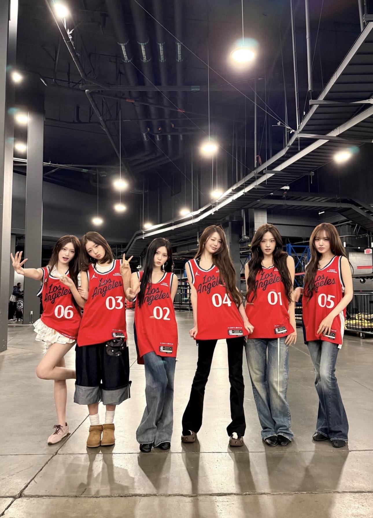 韩国女团IVE现身球馆观战快船比赛，与快船拉拉队互动引关注