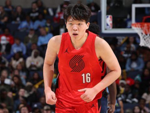杨瀚森复出砍6分4篮板1帽，仅5中1仍秀暴扣，遭里斯抱摔无奈吃生涯首T