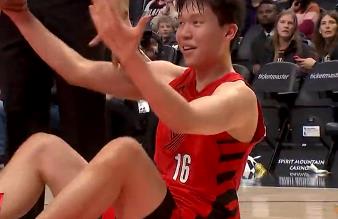 杨瀚森遭抱摔，裁判吹罚双方技犯