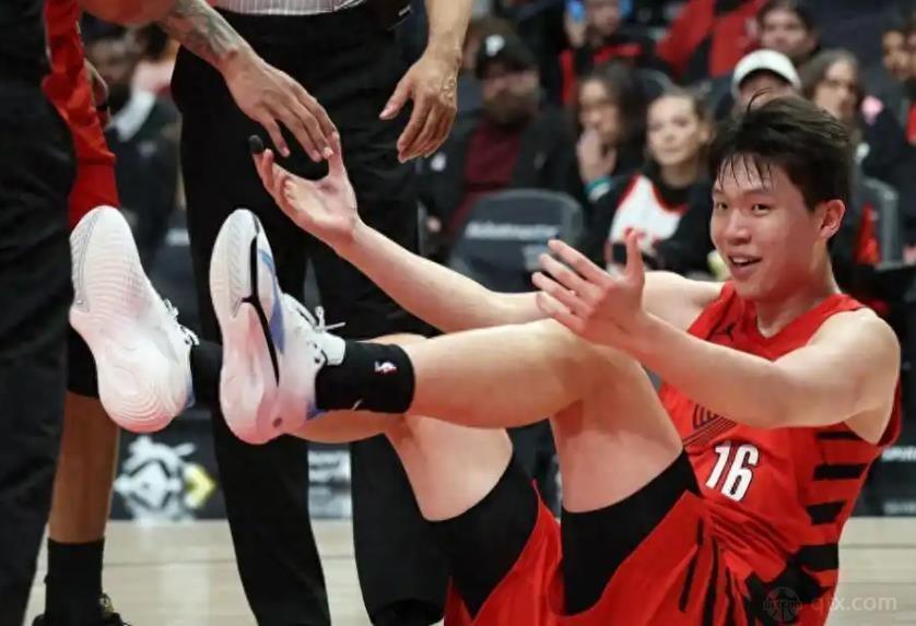 杨瀚森NBA第一次技术犯规