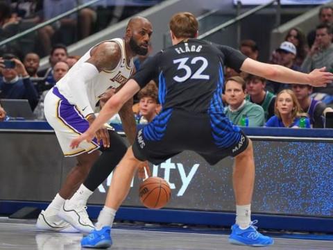 NBA历史新篇，41岁詹姆斯22分 19岁弗拉格26分 半场双双砍下20分