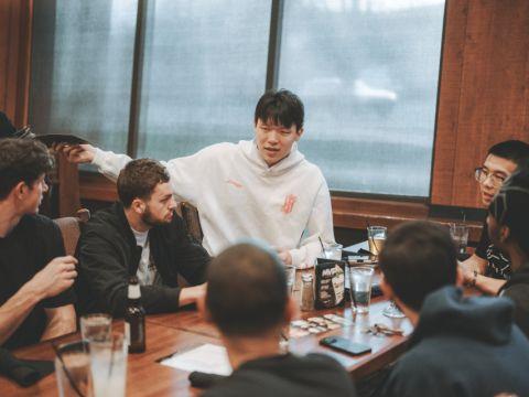杨瀚森宴请全队，G联赛教练队友聚餐气氛融洽