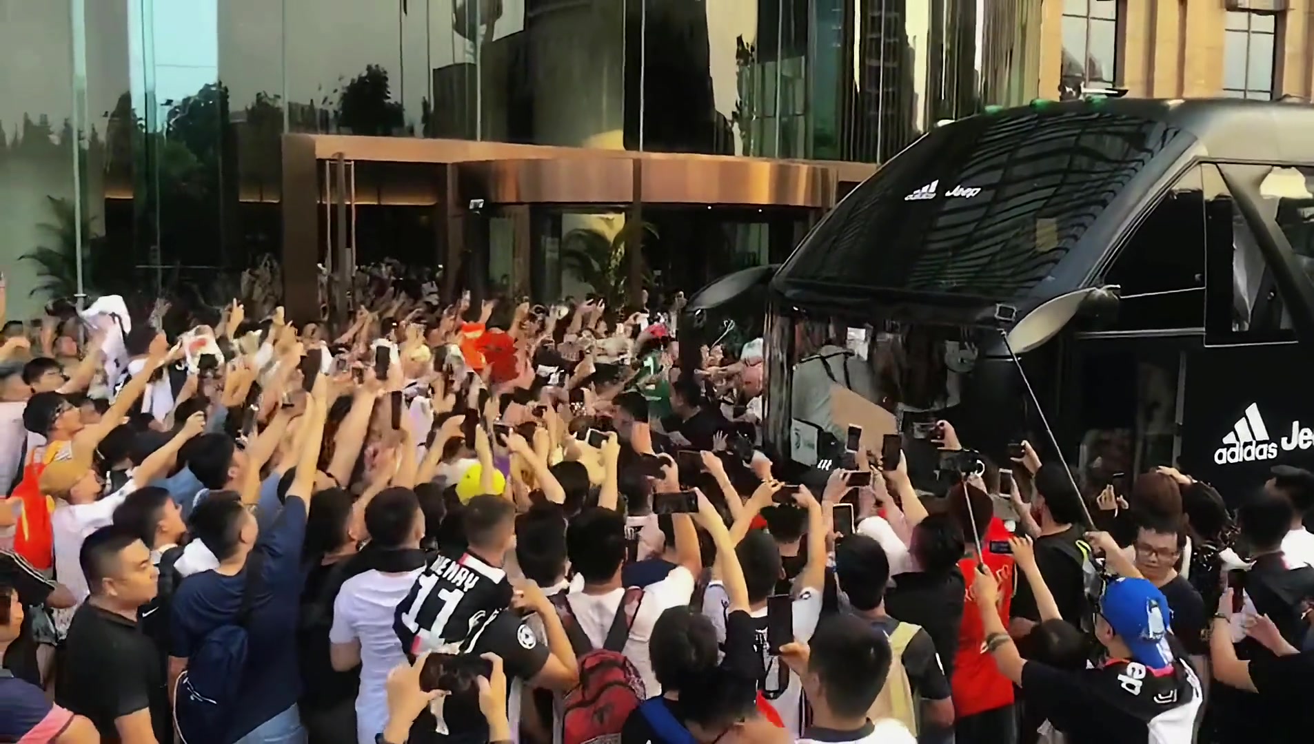 超一档❗C罗19年中国行，球迷人山人海，这人气太炸裂