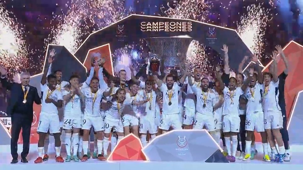 捧杯时刻！2024年第一冠！纳乔举起皇马队史第13座西超杯