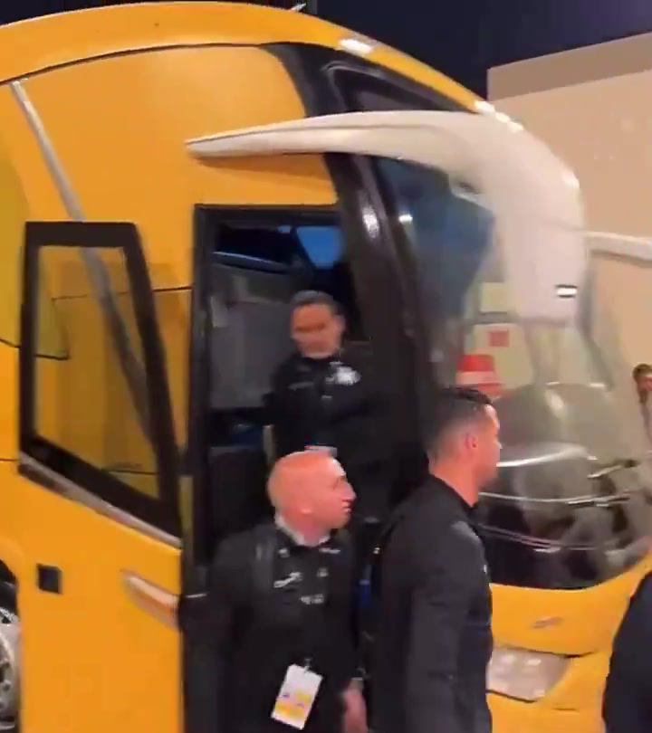 来了来了！利雅得胜利将战迈阿密国际，C罗、梅西抵达球场