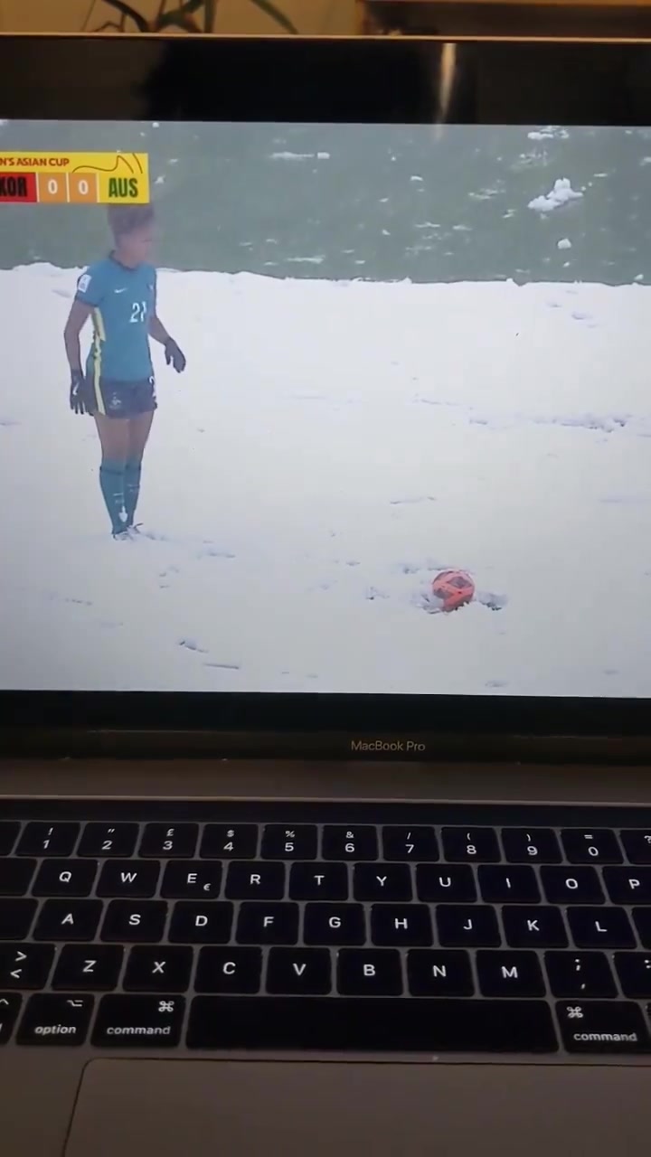 这种场地也能踢？U20女足亚洲杯被吐槽积雪严重，球员徒手扒雪