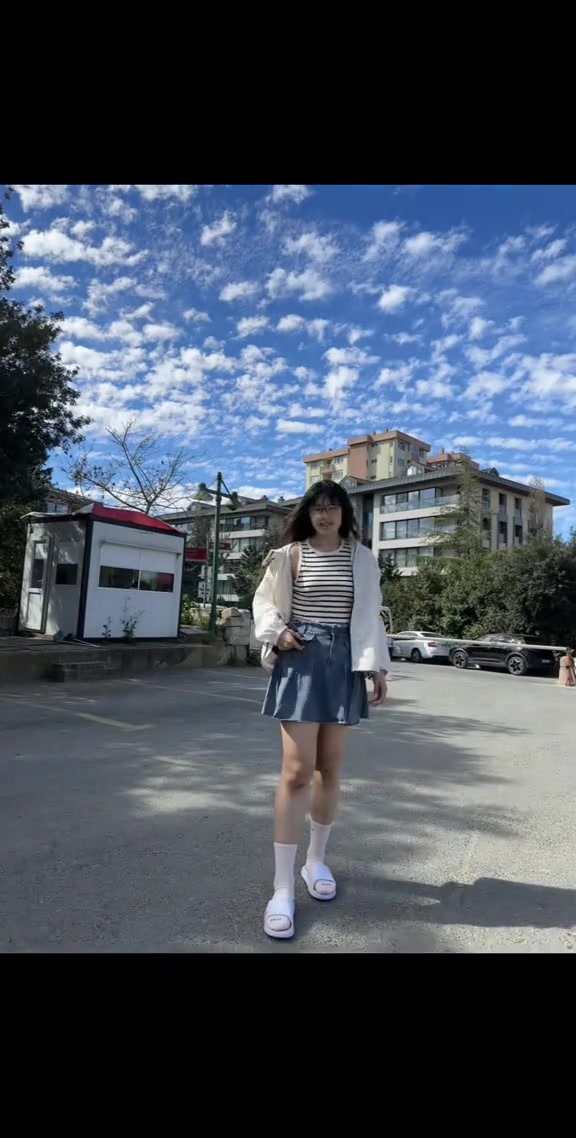 满屏大长腿！李月汝社媒晒美照：你看我把春天握在手里