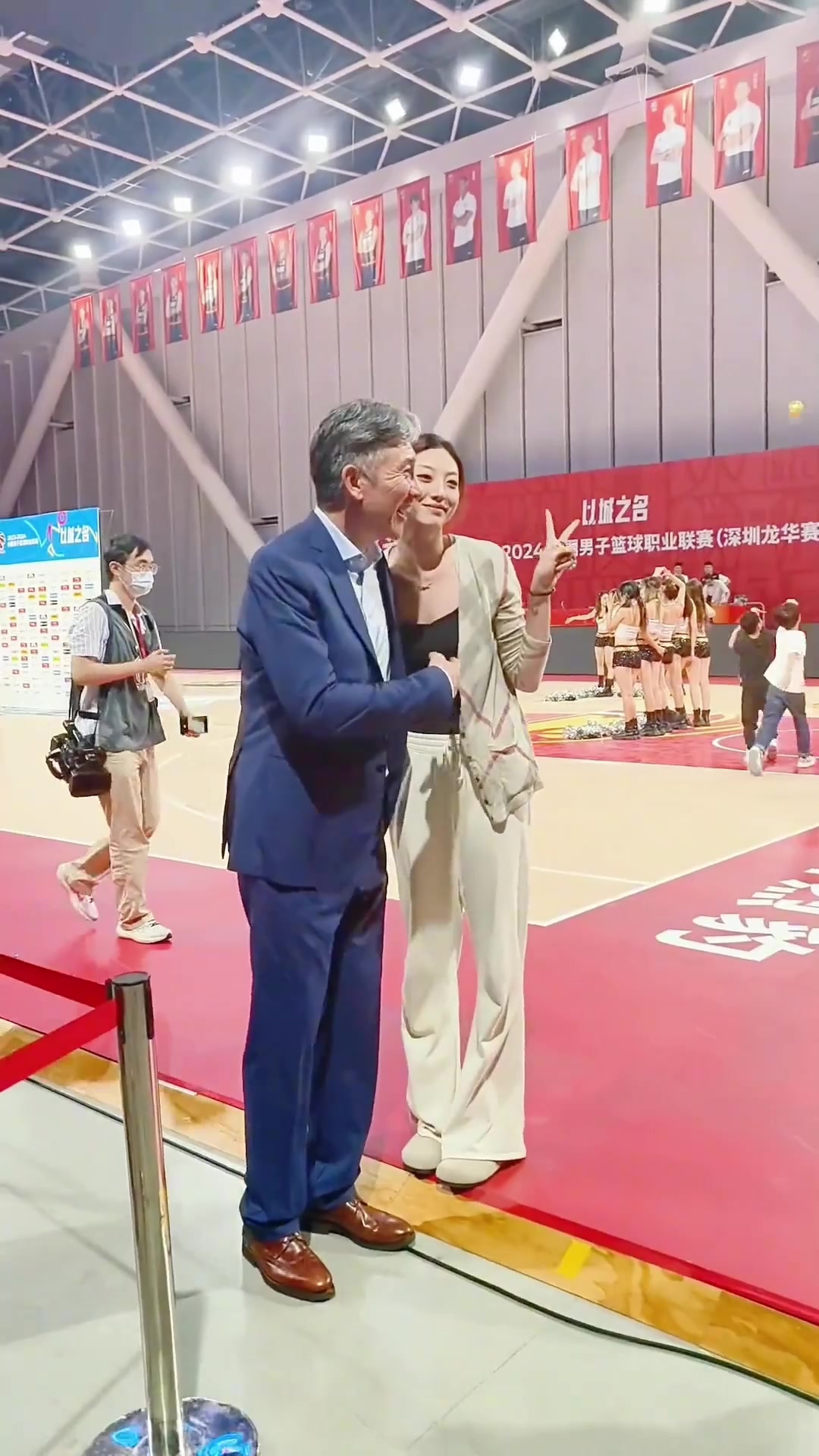 个儿高气质佳深圳主帅郑永刚女儿赛后拉着老爸合影