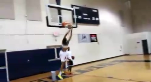 WNBA猛将来袭！193的MVP阿贾-威尔逊训练中上演双手扣篮