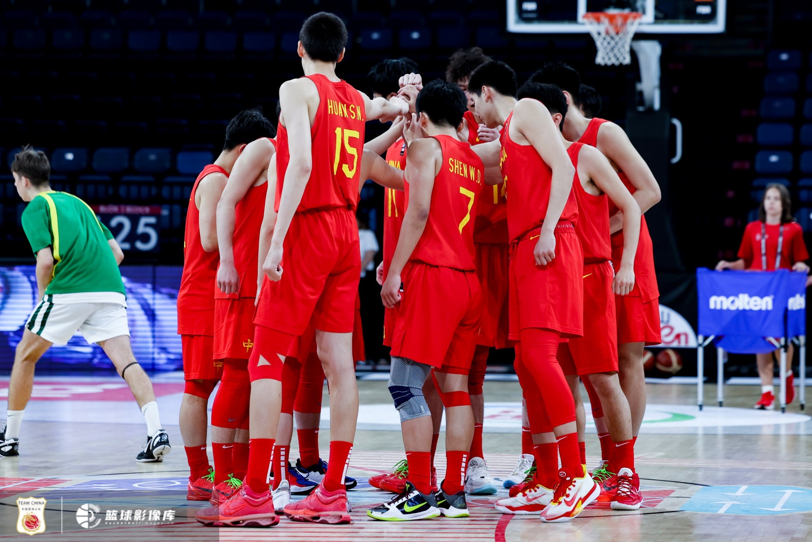 刘李致命掩护犯规！U17男篮惜败立陶宛无缘8强 张博源空砍28分