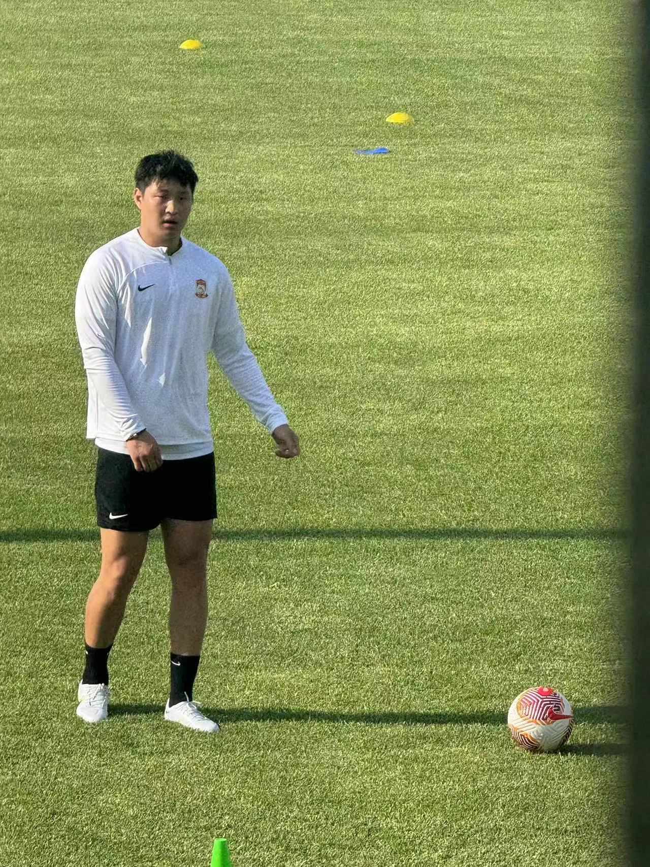 媒体人：球迷训练场外鼓励郭田雨，高呼“山东球迷永远支持你”