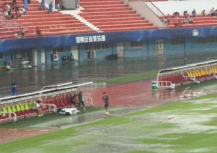 暴雨导致场地积水严重！河南vs海港比赛延后半小时开球