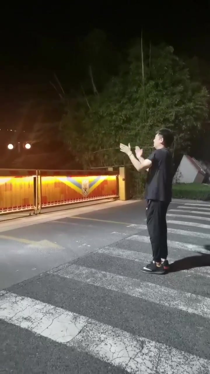 泰山队0-6输给申花队，赛后球迷到俱乐部门口高喊：丢人现眼