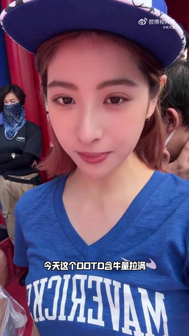 美女主播秋童晒与诺天王合照：心愿达成 小牛蜜幸运值拉满